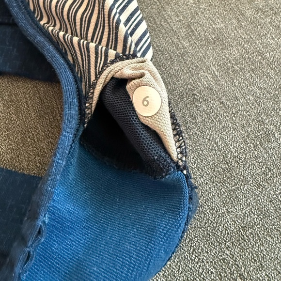 Lululemon Size 6 Flow Y Sports Bra in Navy Blue - Picture 3 of 3